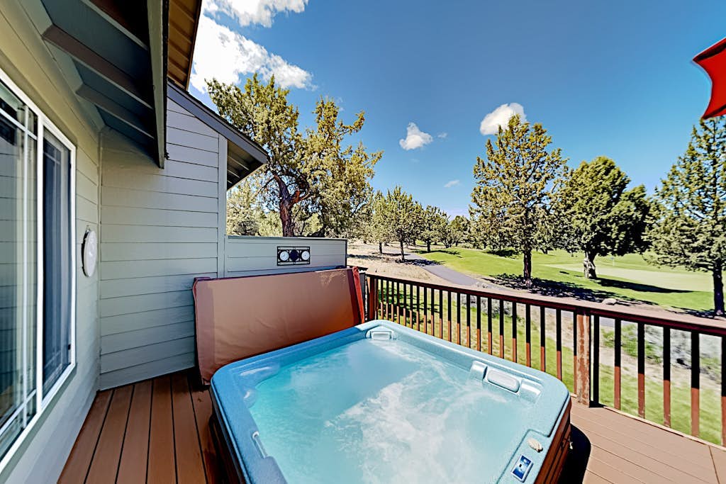 Dog-friendly townhouse on golf course, private hot tub, tennis courts, & pool