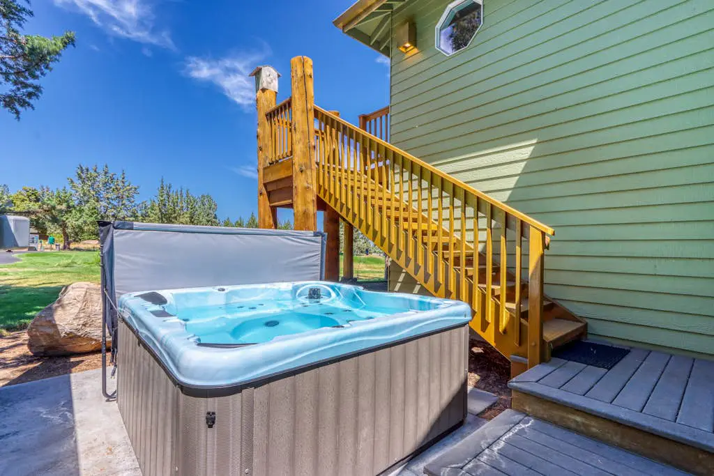 Exquisite home with hot tub, golf on-site, pool, tennis, & washer&dryer