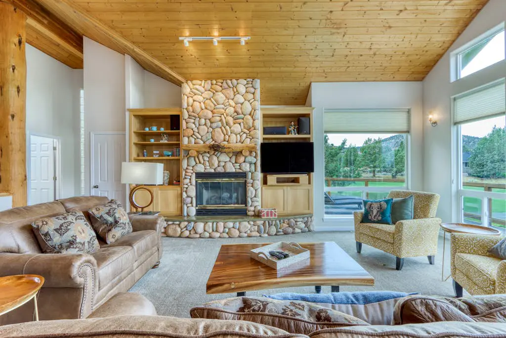 Exquisite home with hot tub, golf on-site, pool, tennis, & washer&dryer