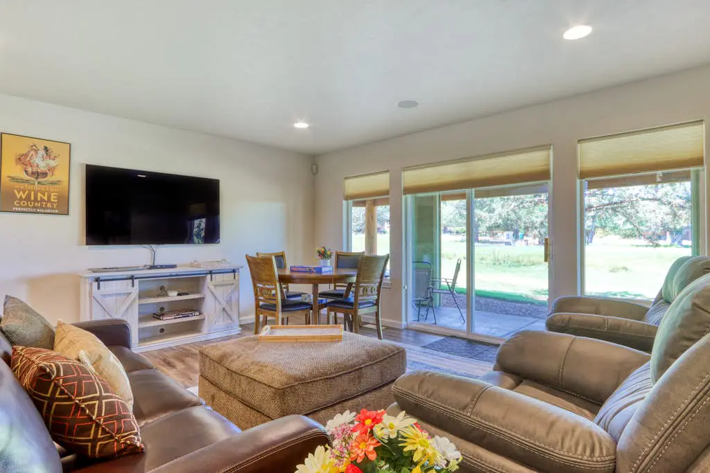 Exquisite home with hot tub, golf on-site, pool, tennis, & washer&dryer