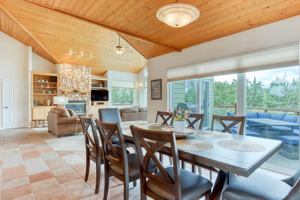 Exquisite home with hot tub, golf on-site, pool, tennis, & washer&dryer