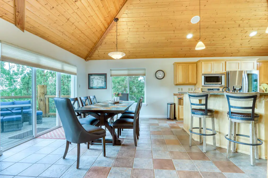 Exquisite home with hot tub, golf on-site, pool, tennis, & washer&dryer