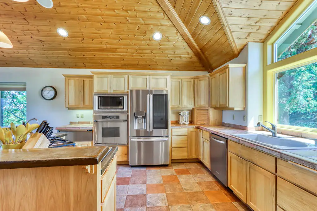 Exquisite home with hot tub, golf on-site, pool, tennis, & washer&dryer