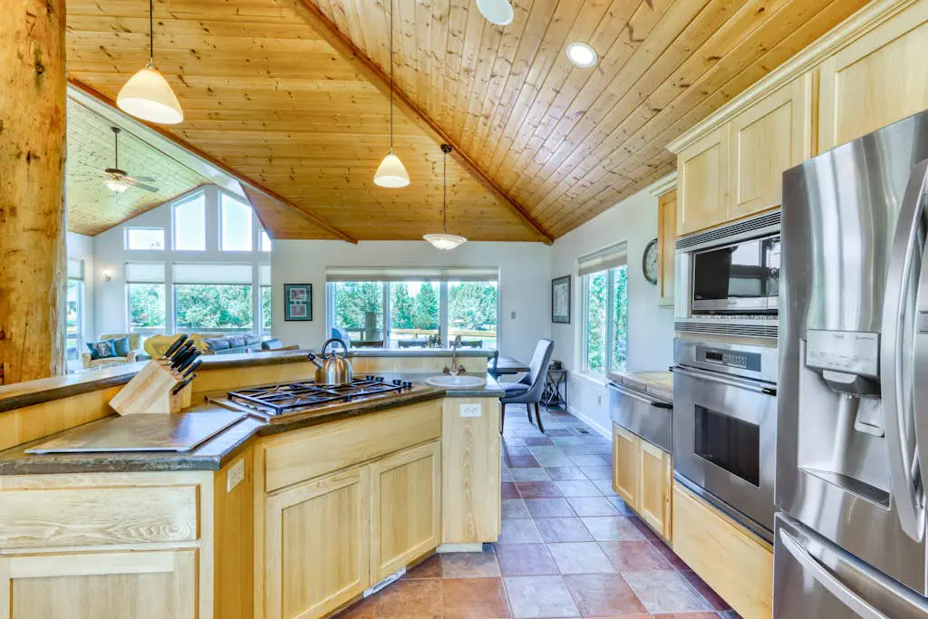 Exquisite home with hot tub, golf on-site, pool, tennis, & washer&dryer