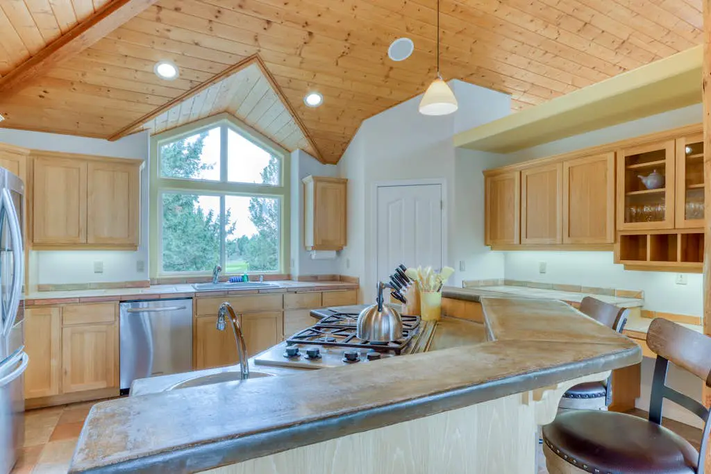 Exquisite home with hot tub, golf on-site, pool, tennis, & washer&dryer