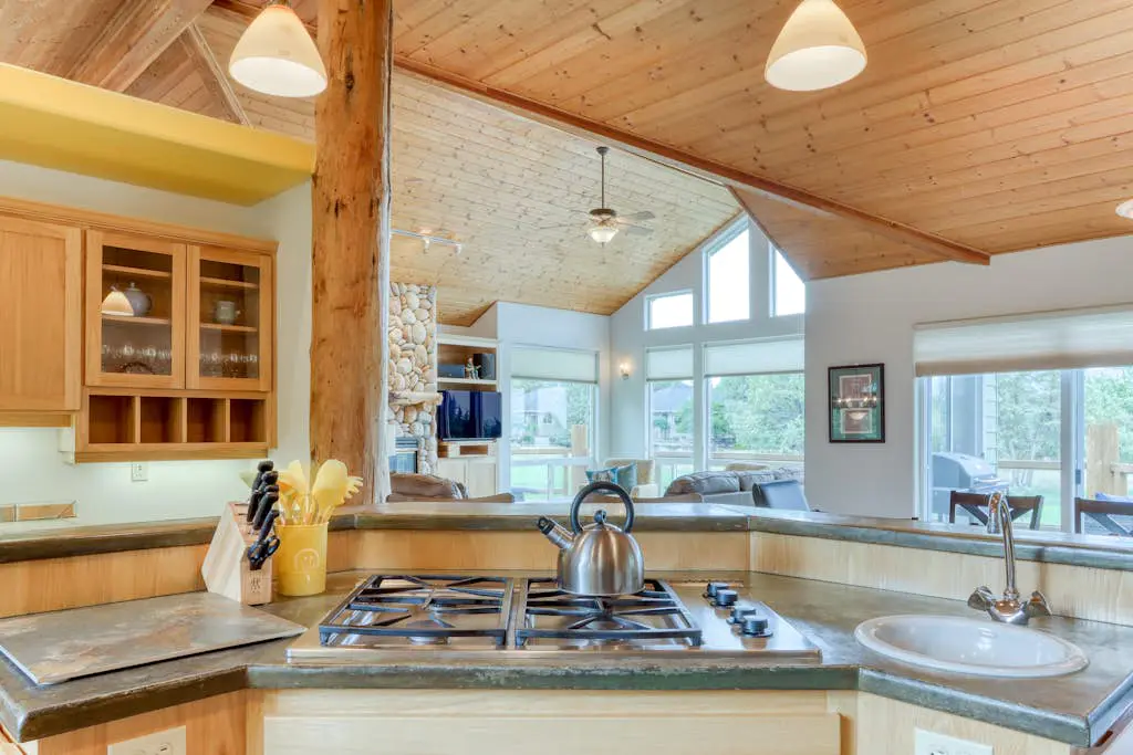 Exquisite home with hot tub, golf on-site, pool, tennis, & washer&dryer