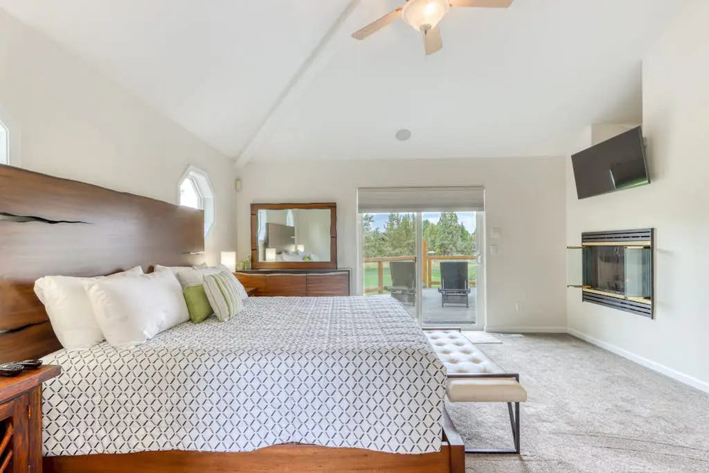 Exquisite home with hot tub, golf on-site, pool, tennis, & washer&dryer