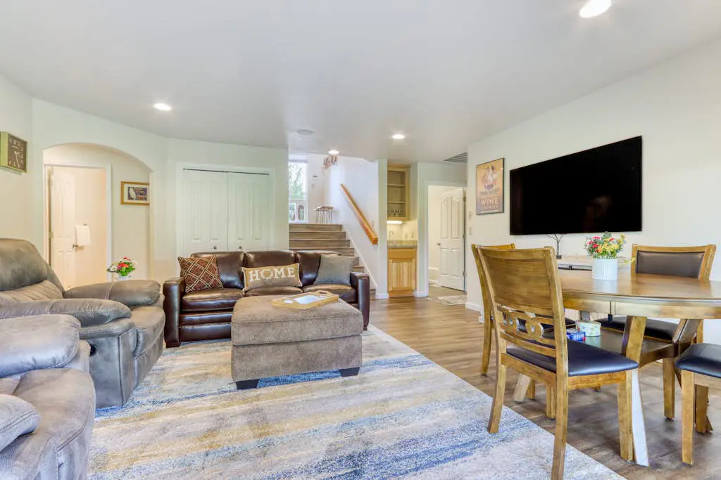 Exquisite home with hot tub, golf on-site, pool, tennis, & washer&dryer