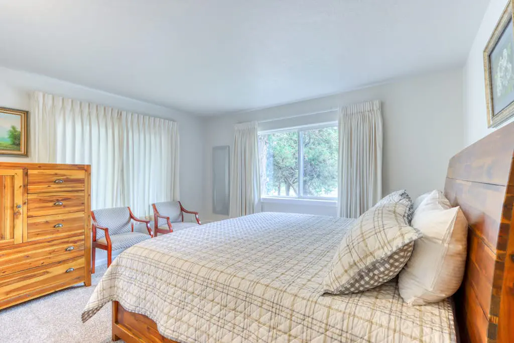Exquisite home with hot tub, golf on-site, pool, tennis, & washer&dryer
