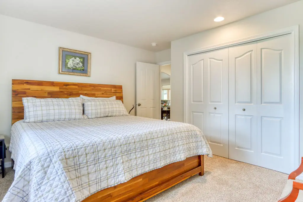 Exquisite home with hot tub, golf on-site, pool, tennis, & washer&dryer
