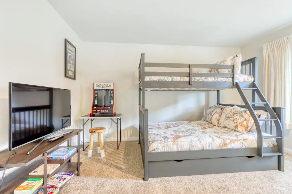 Exquisite home with hot tub, golf on-site, pool, tennis, & washer&dryer