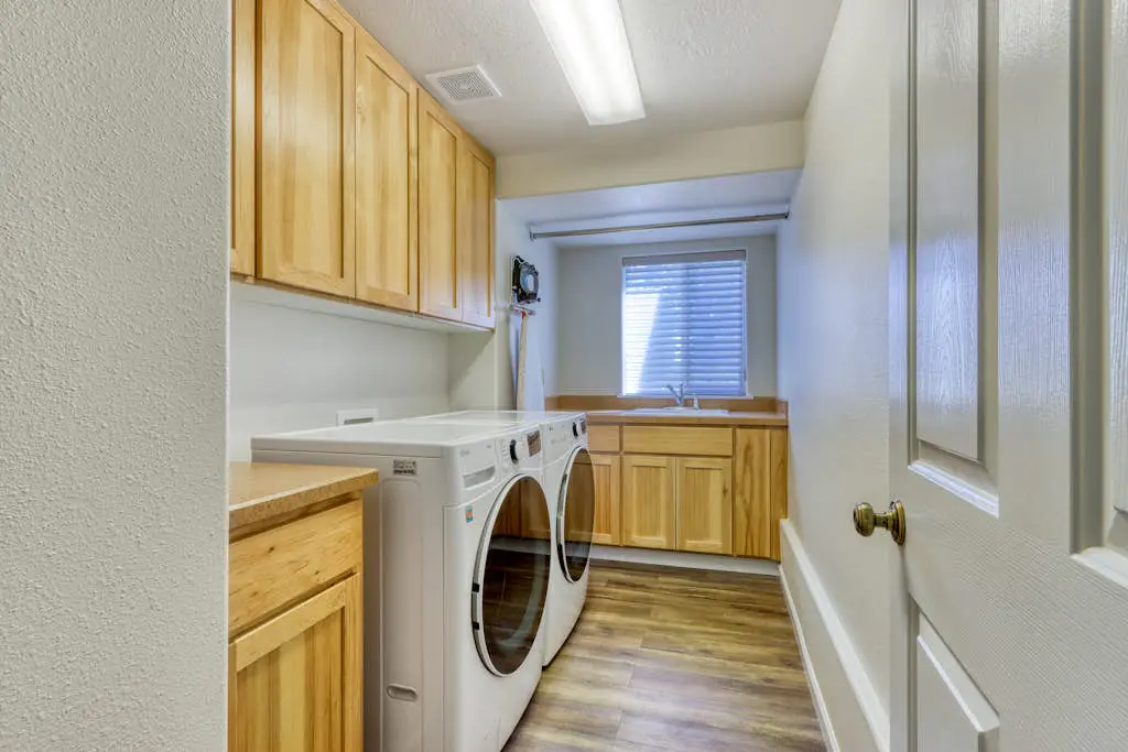 Exquisite home with hot tub, golf on-site, pool, tennis, & washer&dryer