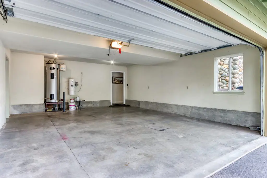 Exquisite home with hot tub, golf on-site, pool, tennis, & washer&dryer