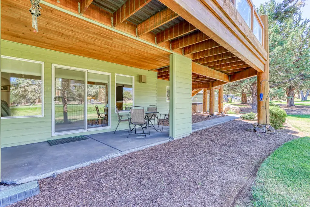 Exquisite home with hot tub, golf on-site, pool, tennis, & washer&dryer