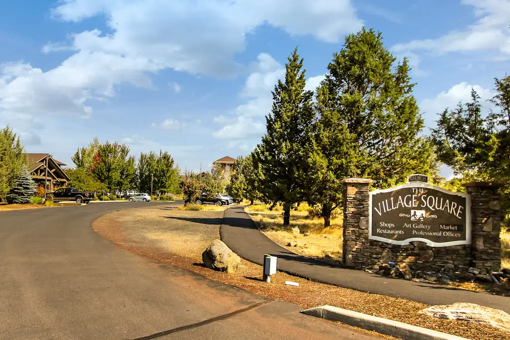 Exquisite home with hot tub, golf on-site, pool, tennis, & washer&dryer
