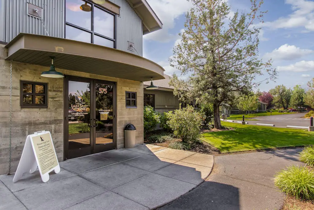 Exquisite home with hot tub, golf on-site, pool, tennis, & washer&dryer