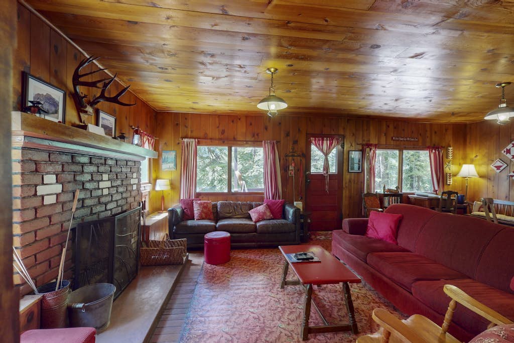 Vintage Cottage with Private Hot Tub, Fireplace & Deck - Walk to the Lake, Dogs OK