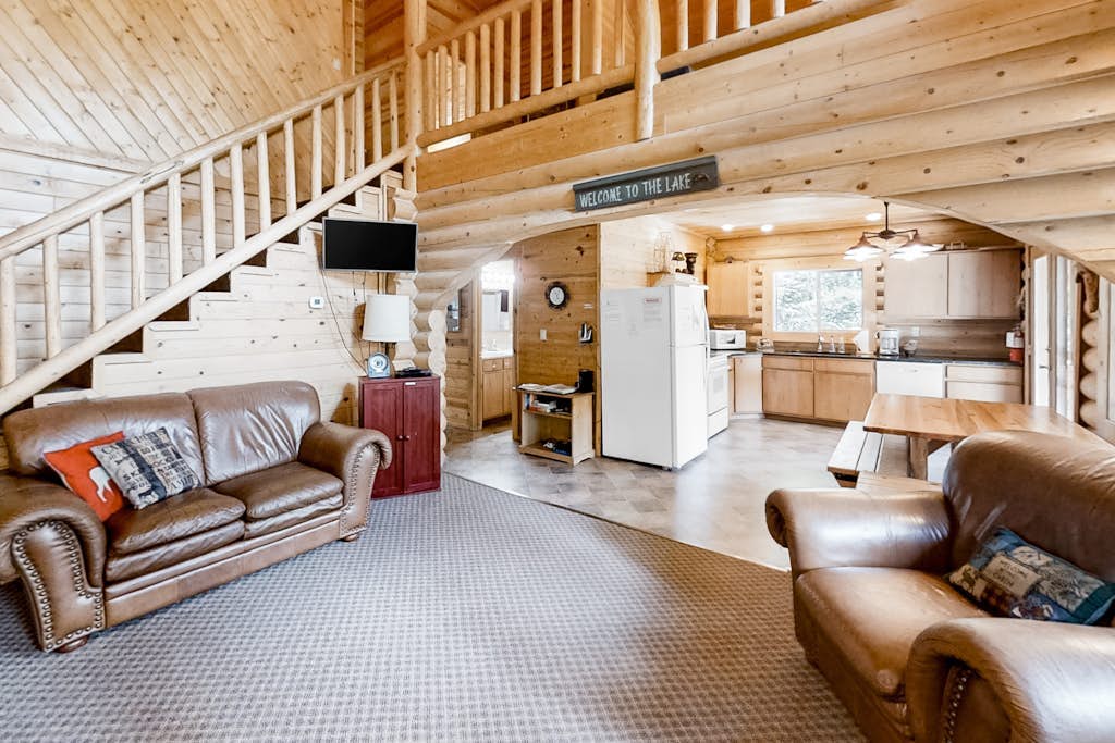 Custom-built log home w/ gas grill, free WiFi, deck, and private location