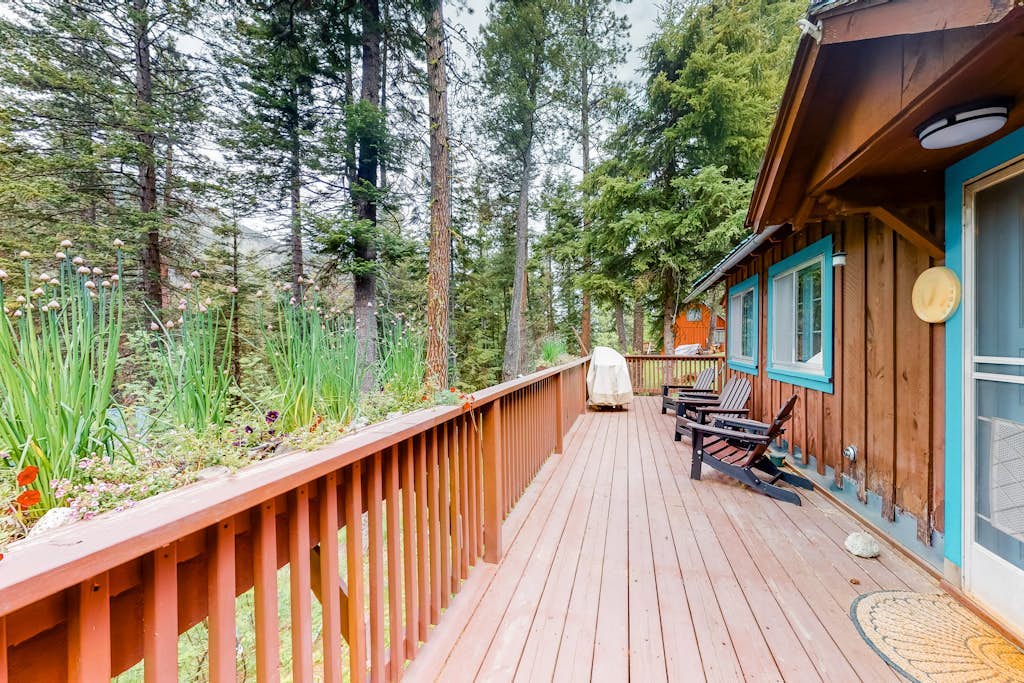 Open and Attractive House Close to the Lake w/Free WiFi & Wood-Burning Fireplace