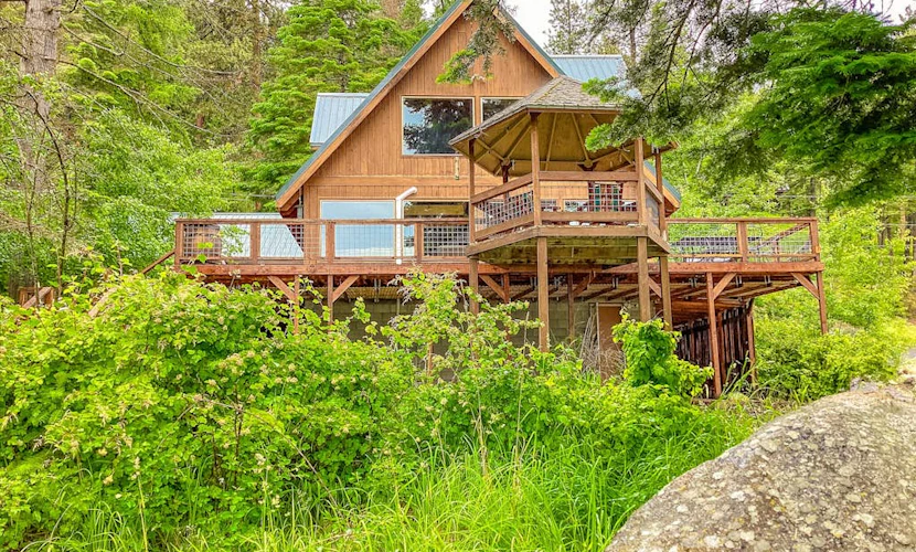 Nana and Papa's | Lakefront, dog-friendly home in Joseph with amazing yard, deck