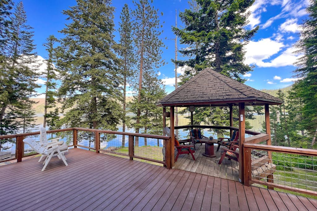 Nana and Papa's | Lakefront, dog-friendly home in Joseph with amazing yard, deck