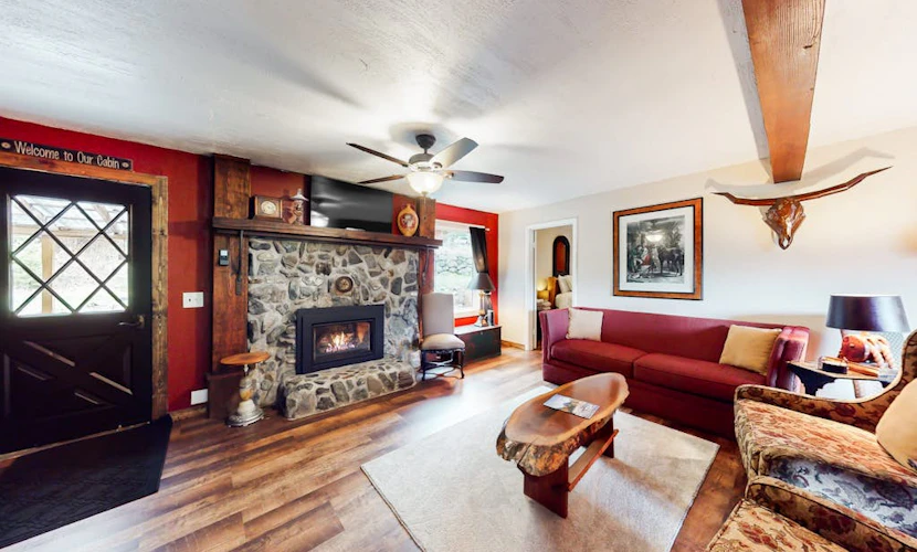 Cozy, dog-friendly home with fireplace, near Wallowa Lake State Park & tram