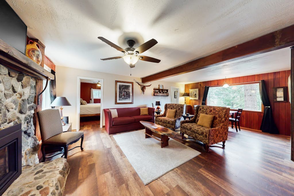 Cozy, dog-friendly home with fireplace, near Wallowa Lake State Park & tram