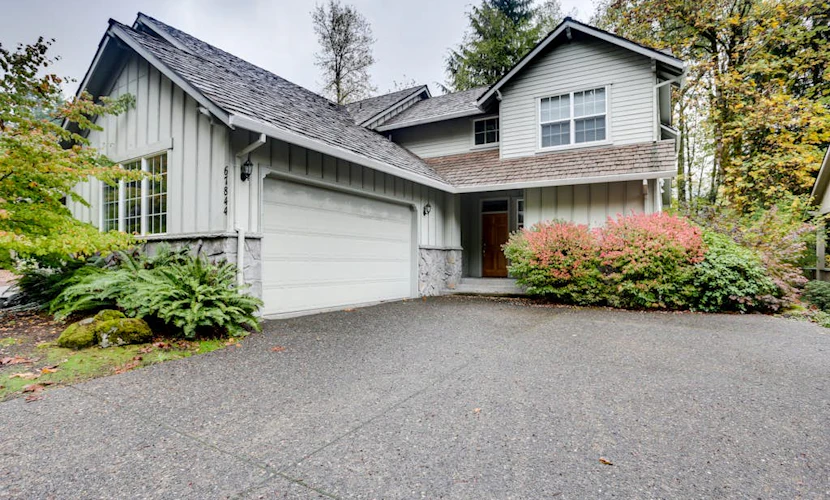 Mountain lodge with hot tub & pool - close to golf & skiing