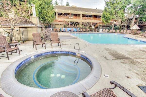 Mountain lodge with hot tub & pool - close to golf & skiing