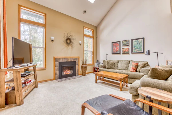 Mountain lodge with hot tub & pool - close to golf & skiing