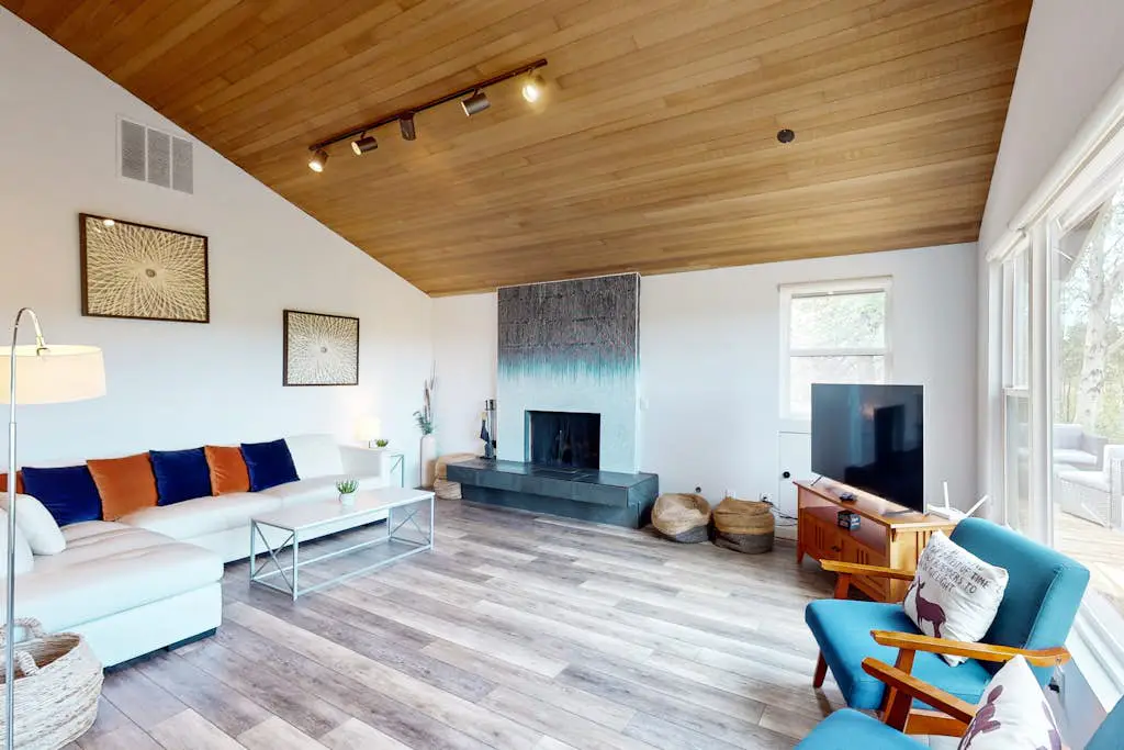 Mountain escape with private hot tub, amazing views, game room & SHARC passes