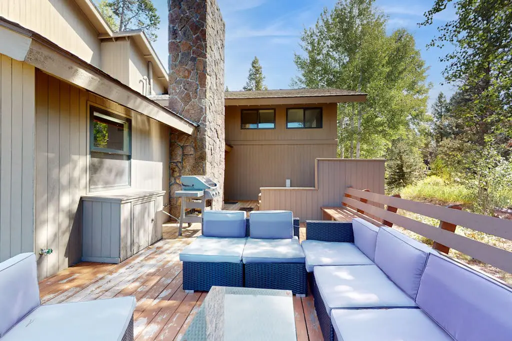 Mountain escape with private hot tub, amazing views, game room & SHARC passes