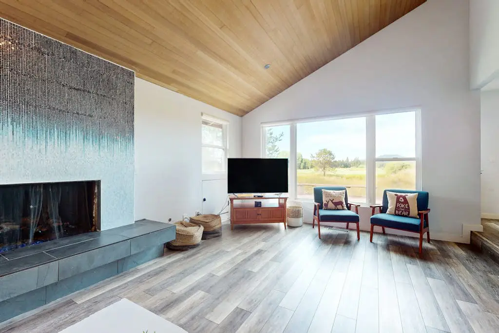 Mountain escape with private hot tub, amazing views, game room & SHARC passes