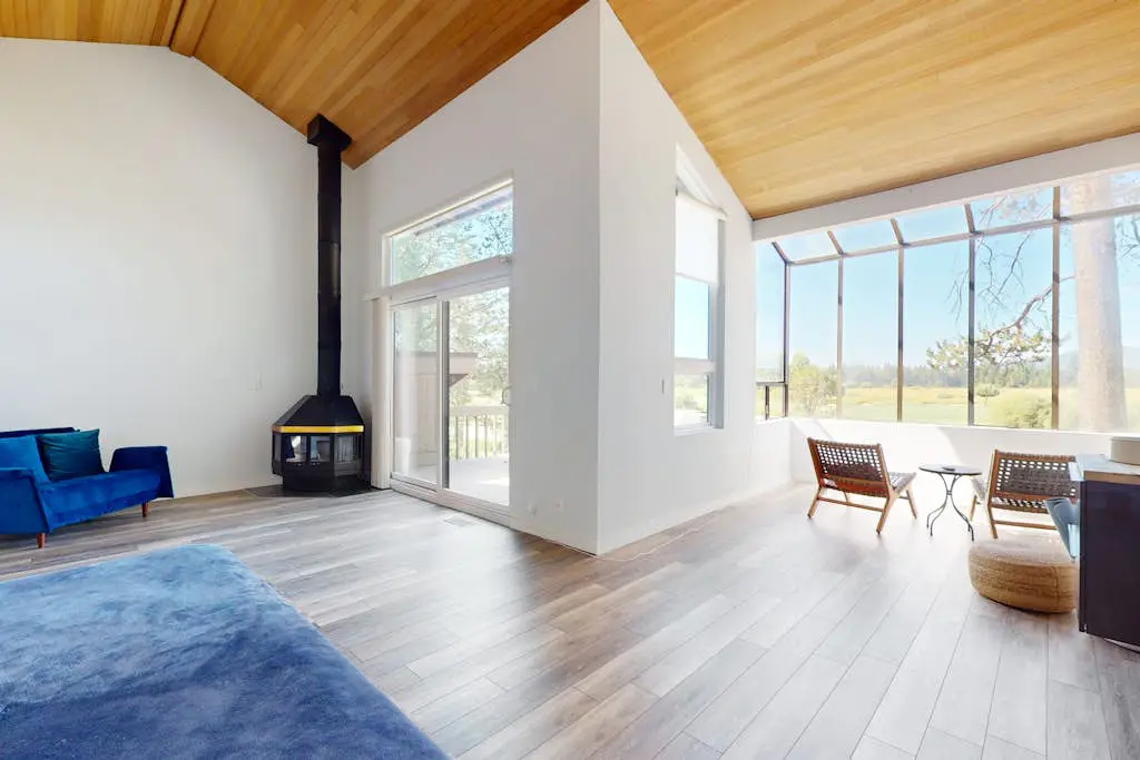 Mountain escape with private hot tub, amazing views, game room & SHARC passes