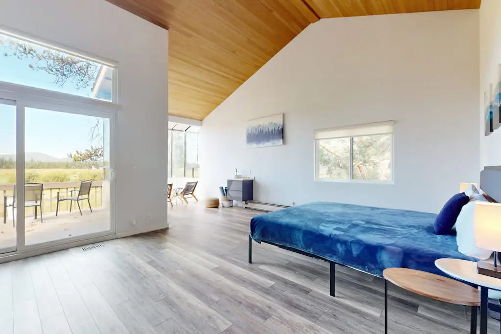 Mountain escape with private hot tub, amazing views, game room & SHARC passes