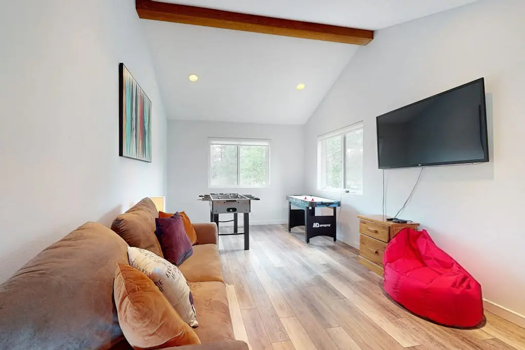 Mountain escape with private hot tub, amazing views, game room & SHARC passes