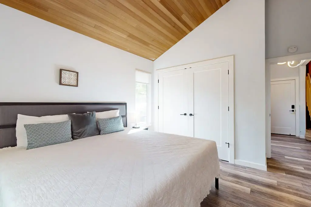 Mountain escape with private hot tub, amazing views, game room & SHARC passes