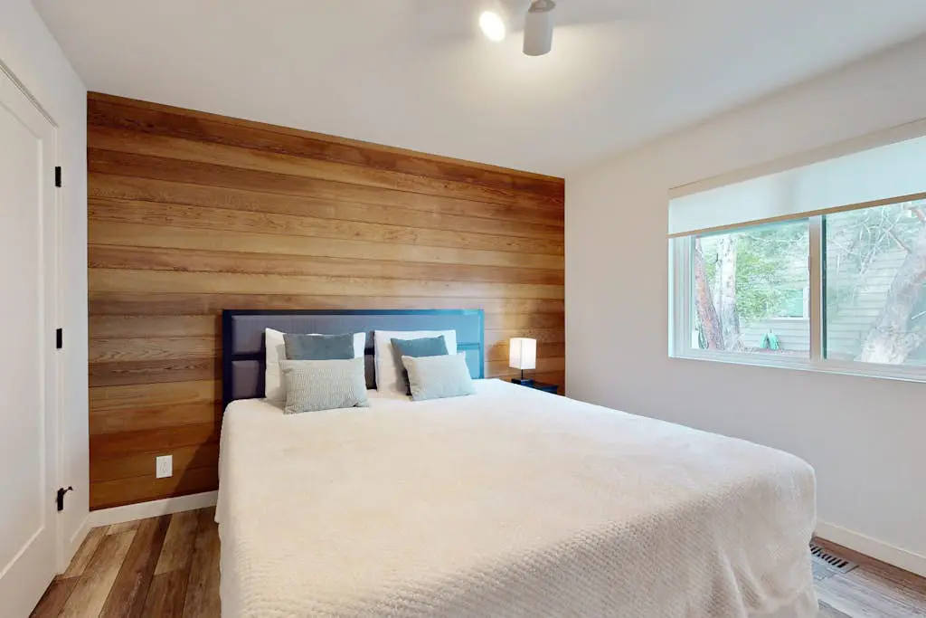 Mountain escape with private hot tub, amazing views, game room & SHARC passes