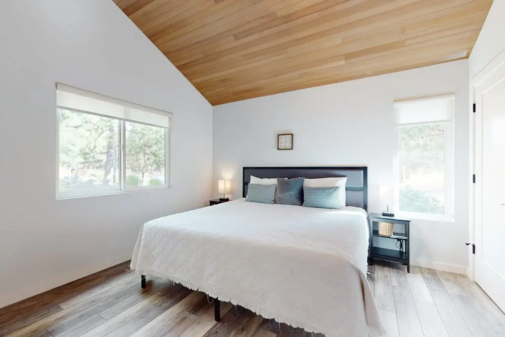 Mountain escape with private hot tub, amazing views, game room & SHARC passes