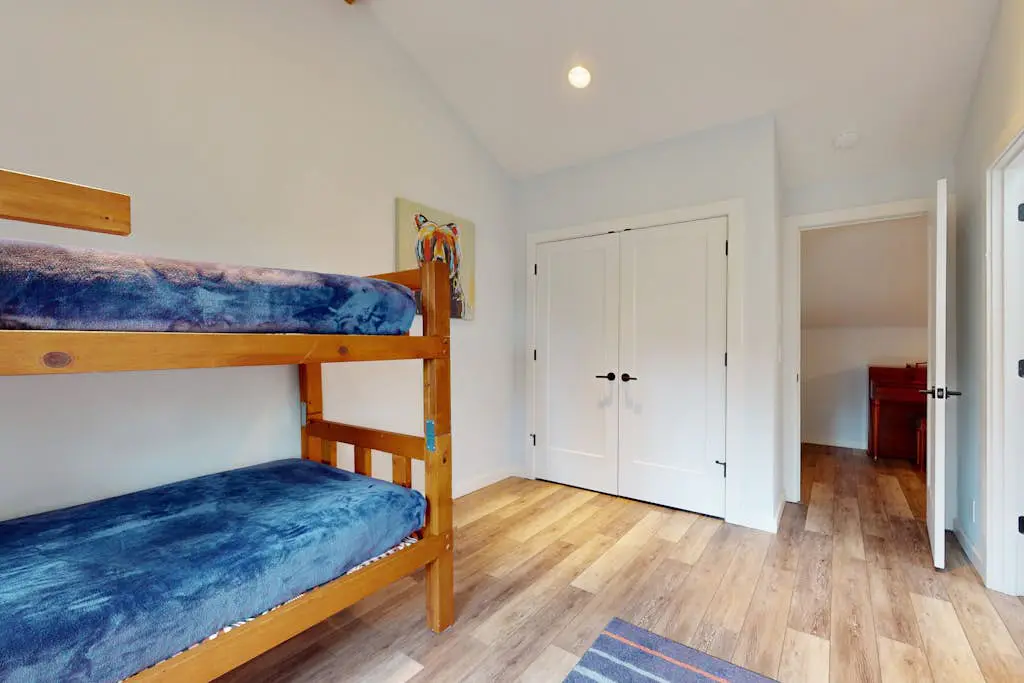 Mountain escape with private hot tub, amazing views, game room & SHARC passes