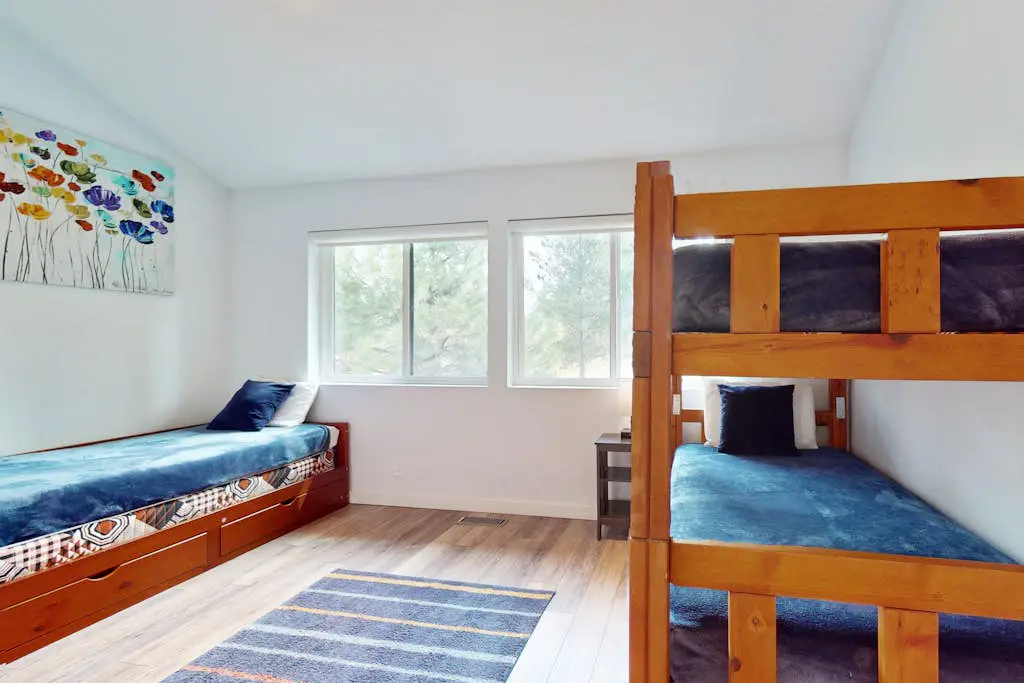 Mountain escape with private hot tub, amazing views, game room & SHARC passes