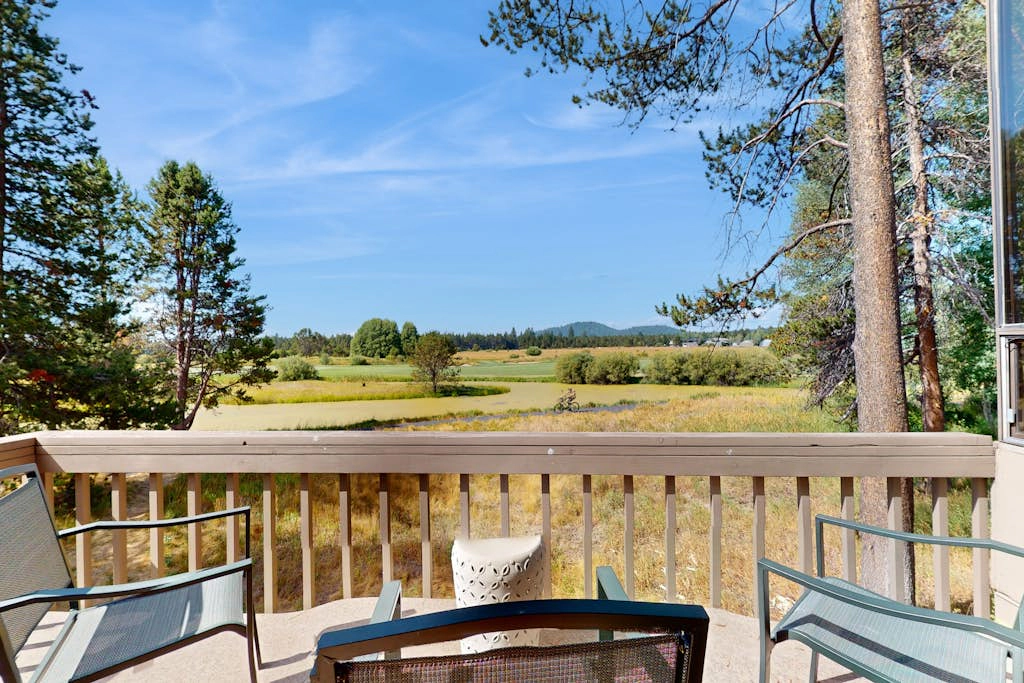 Mountain escape with private hot tub, amazing views, game room & SHARC passes
