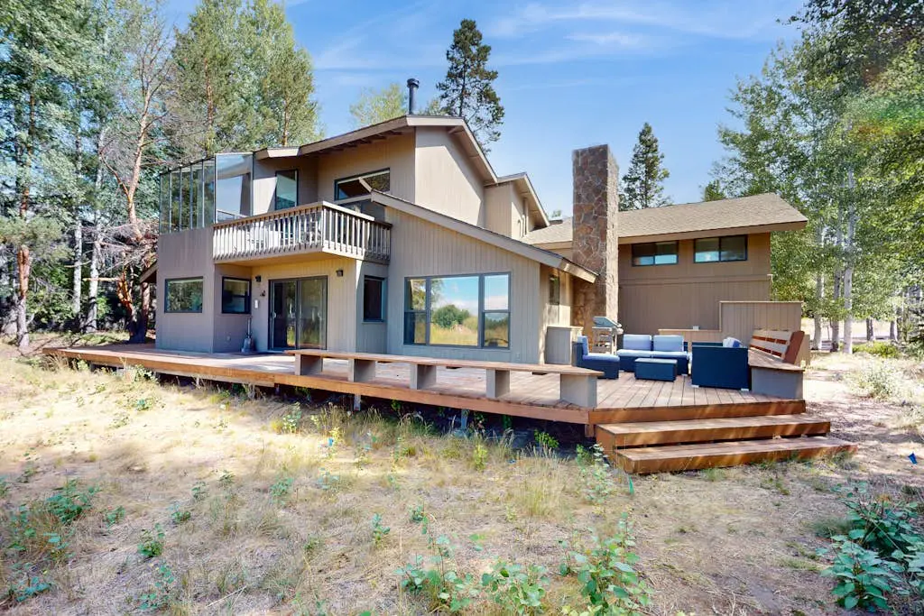 Mountain escape with private hot tub, amazing views, game room & SHARC passes