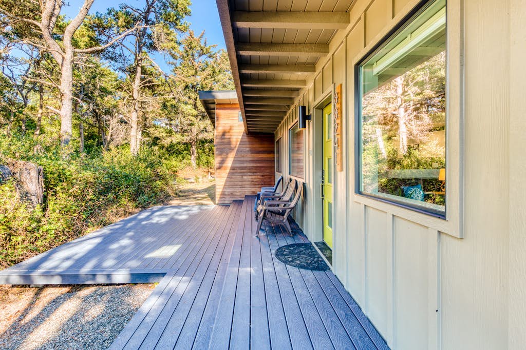 Stunning new home with furnished deck & easy beach access