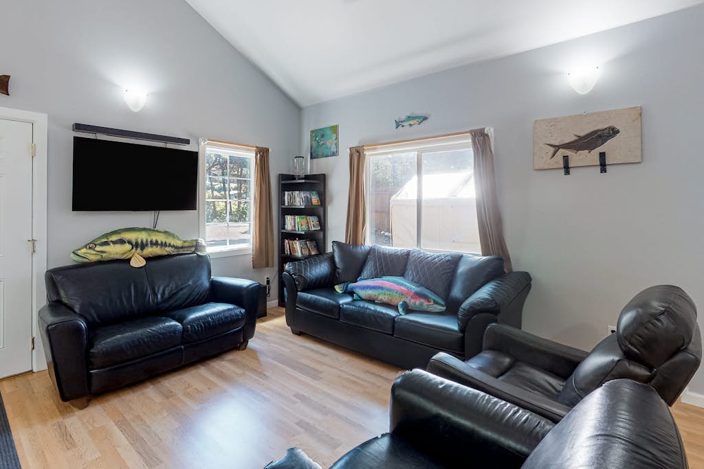 Private, quiet, dog-friendly home with firepit, 1/4 mile from Heceta Beach