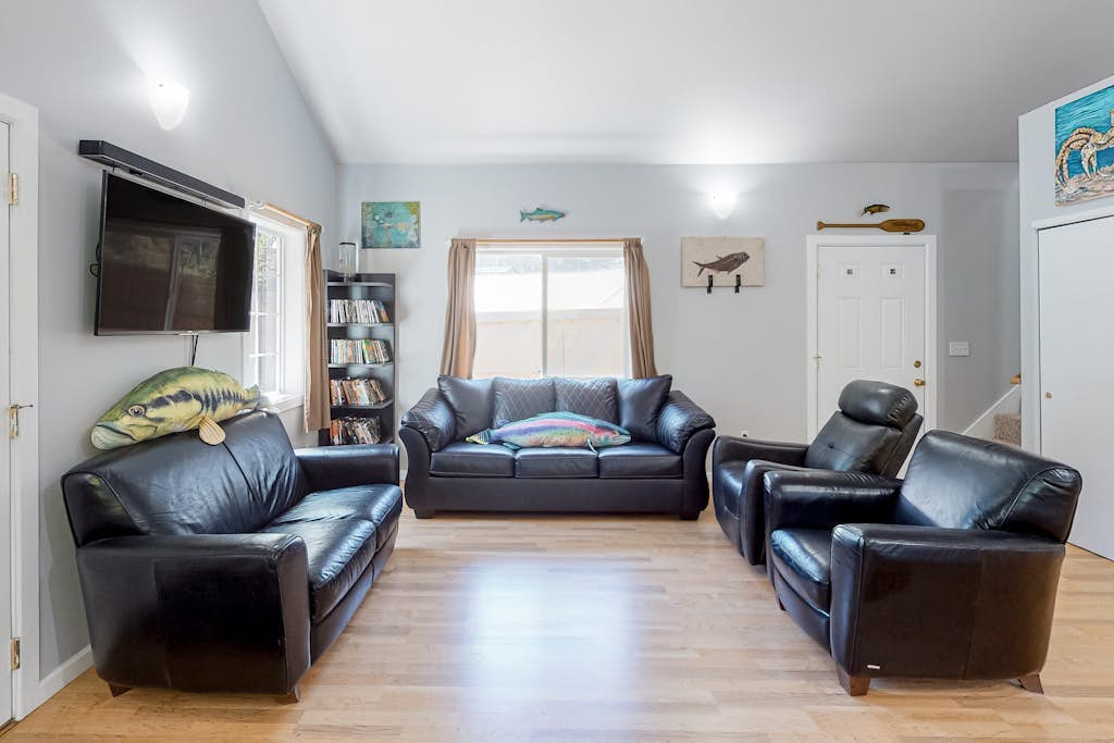 Private, quiet, dog-friendly home with firepit, 1/4 mile from Heceta Beach