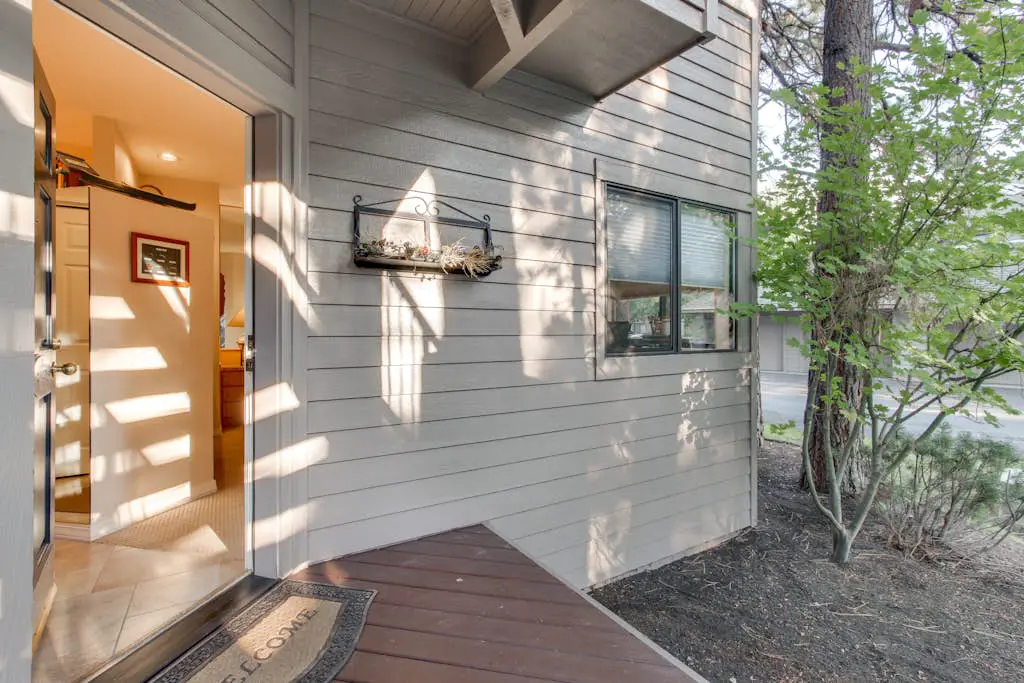 Ponderosa Views & Seclusion in Century West