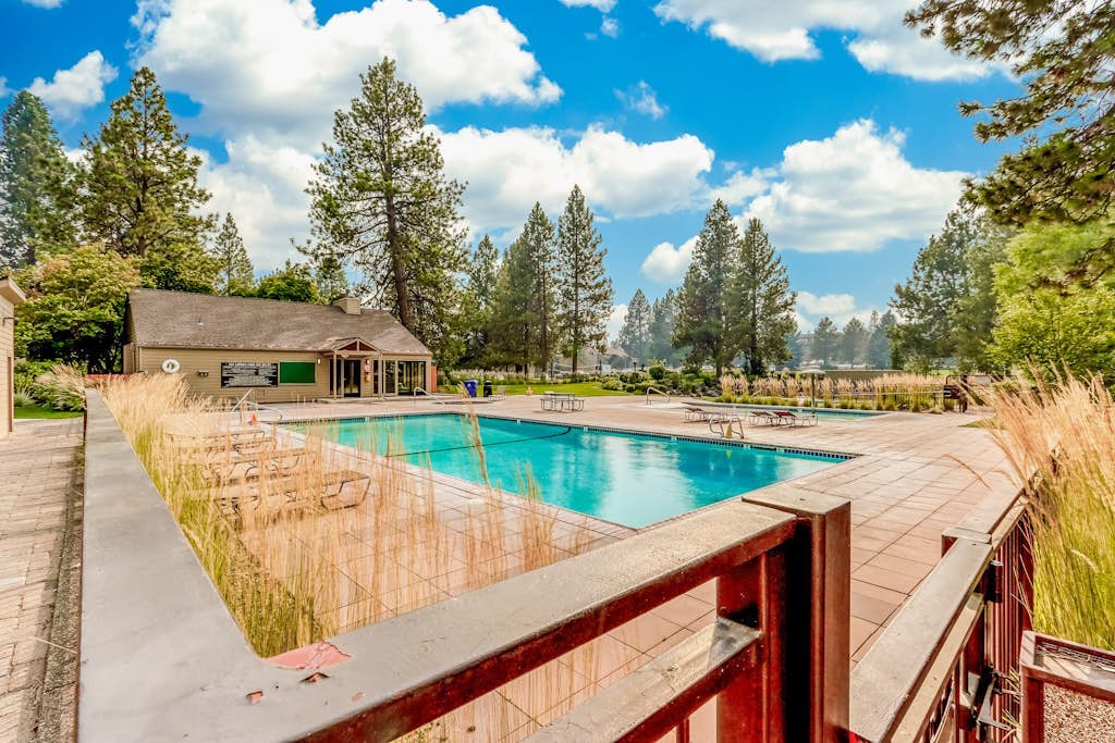 Cozy mountain studio near skiing & town with fast WiFi, shared pools, & patio