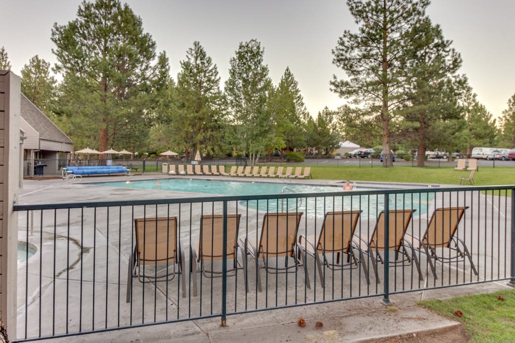 Condo with hot tub, shared pool, gas fireplace, close to outdoor recreation