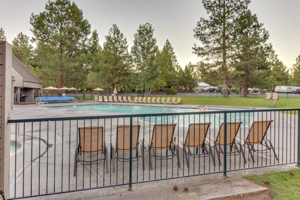 Condo with hot tub, shared pool, gas fireplace, close to outdoor recreation
